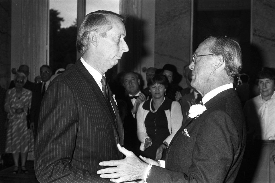 Niels Halbertsma (links) krijgt de Gouden Ark van Prins Bernhard (rechts), Bestanddeelnr 931-7212