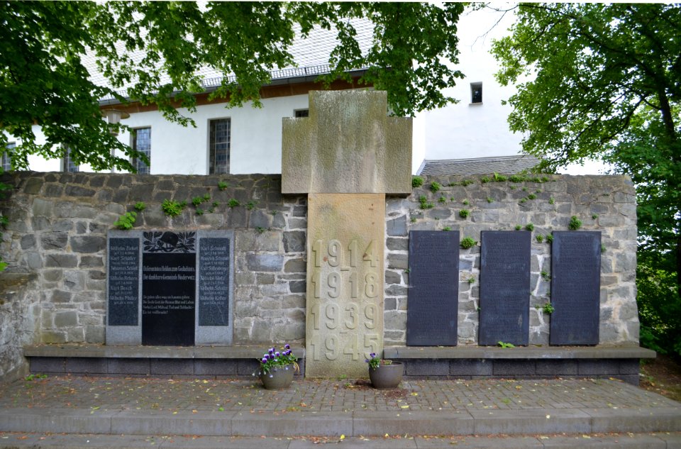 Niederwetz, Kriegedenkmal bei der Kirche