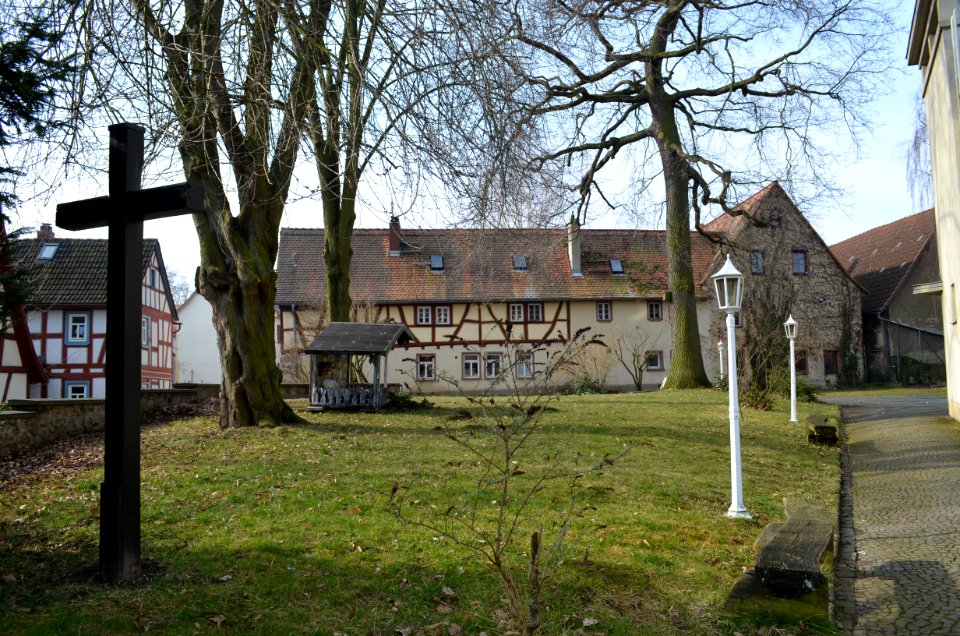 Niederursel, Kirchhof