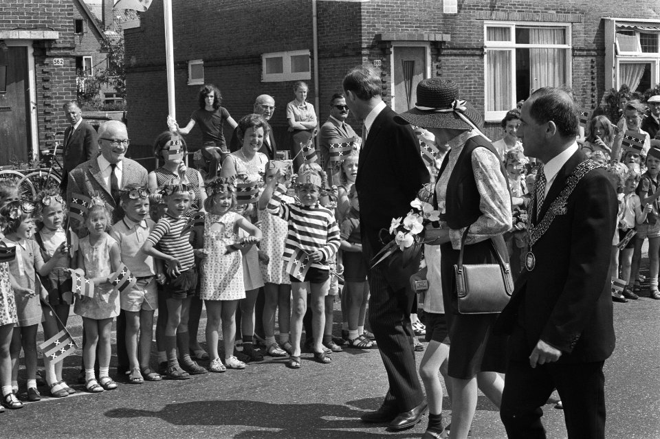 Nieuwe burgemeester wandelt met echtgenote langs een erehaag van kinderen, Bestanddeelnr 924-6209