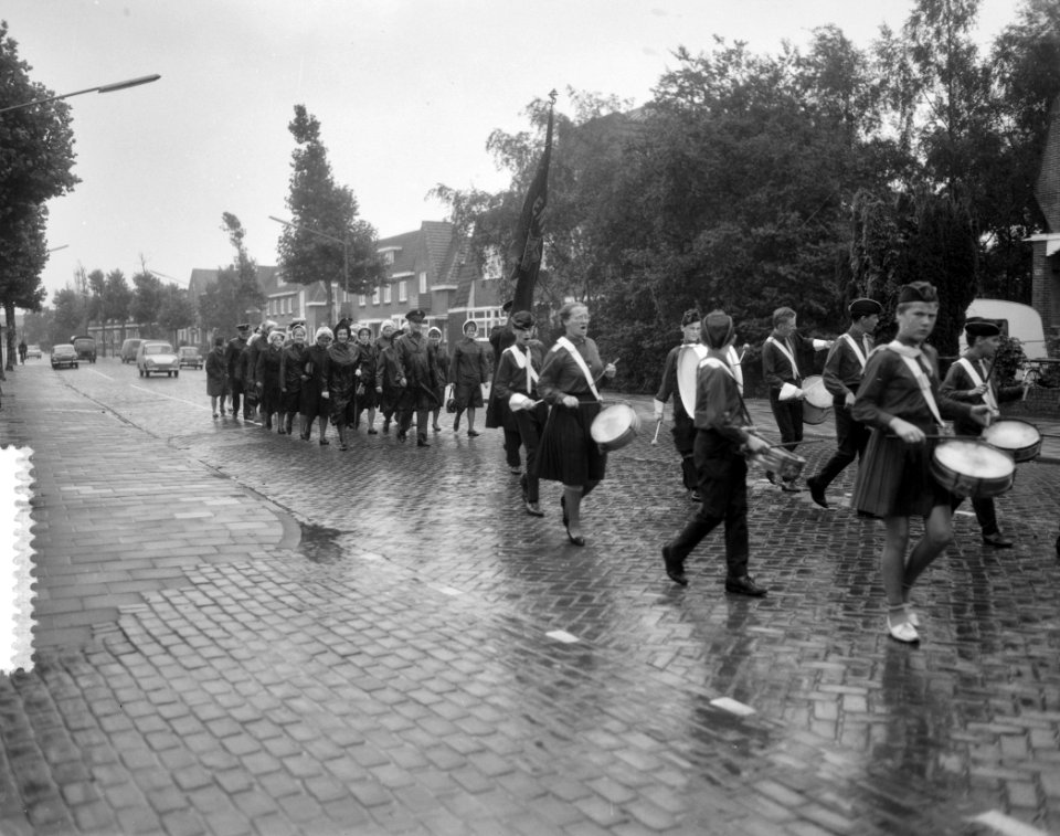 Nieuwe cadetten van het Leger des Heils marcheren over de Amsterdamseweg te Amst, Bestanddeelnr 916-8008