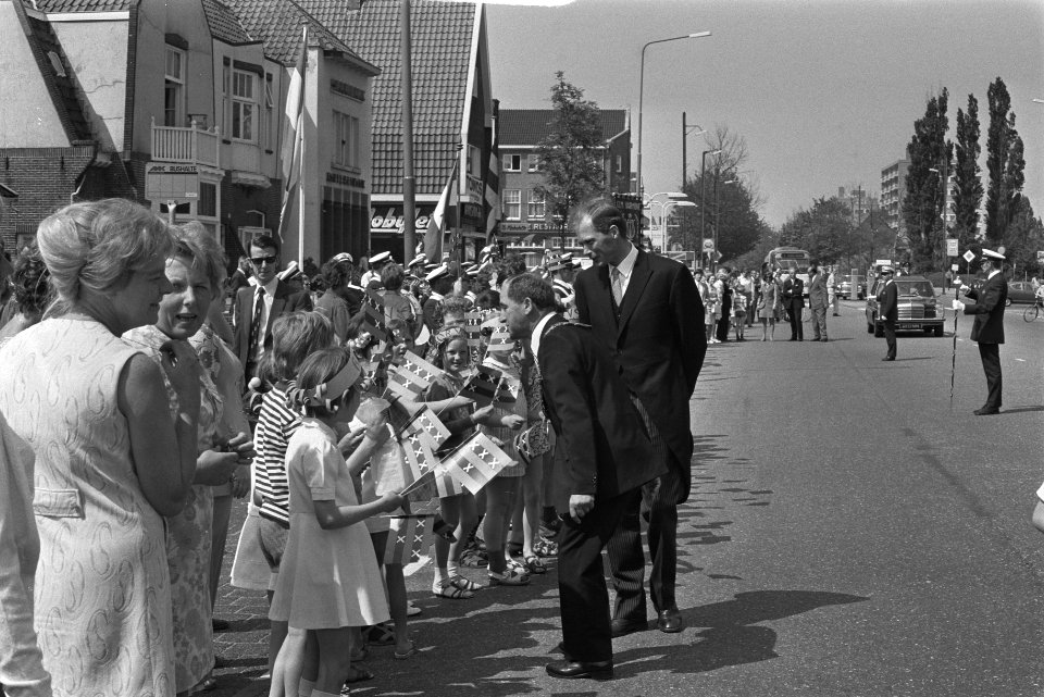 Nieuwe burgemeester wandelt langs een erehaag van kinderen, Bestanddeelnr 924-6207