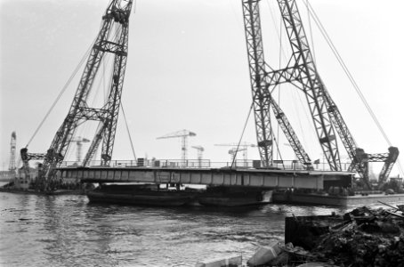 Nieuwe brug voor Rotterdam Twee bokken bij de werf Hollandia plaatsen de brug o, Bestanddeelnr 915-4055