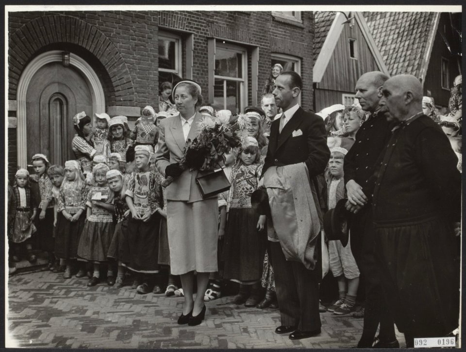 Nieuwe burgemeester B.C. van Hout van Marken, met links zijn echtgenote, wordt …, Bestanddeelnr 092-0196