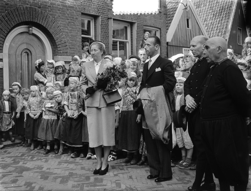 Nieuwe burgemeester B. C. van Hout te Marken, met links zijn echtgenote, Bestanddeelnr 905-2934