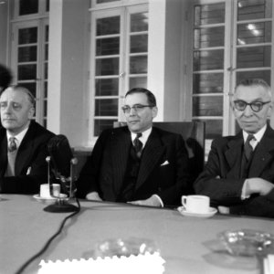 Nieuwe burgemeester Amsterdam Mr G Van Hall houdt persconferentie, Bestanddeelnr 908-2199
