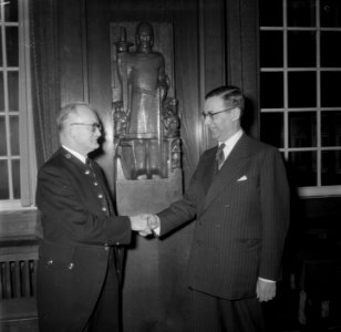 Nieuwe burgemeester Amsterdam Mr G Van Hall houdt persconferentie Met bode Ja, Bestanddeelnr 908-2202