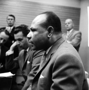 Nicolaas Jouwe uit Amerika (persconferentie op Schiphol), Bestanddeelnr 914-0026