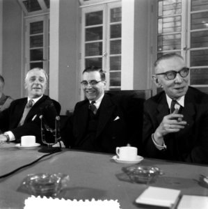 Nieuwe burgemeester Amsterdam Mr G Van Hall houdt persconferentie, Bestanddeelnr 908-2200