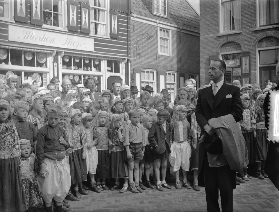 Nieuwe burgemeester B. C. van Hout te Marken, met kinderen, Bestanddeelnr 905-2933