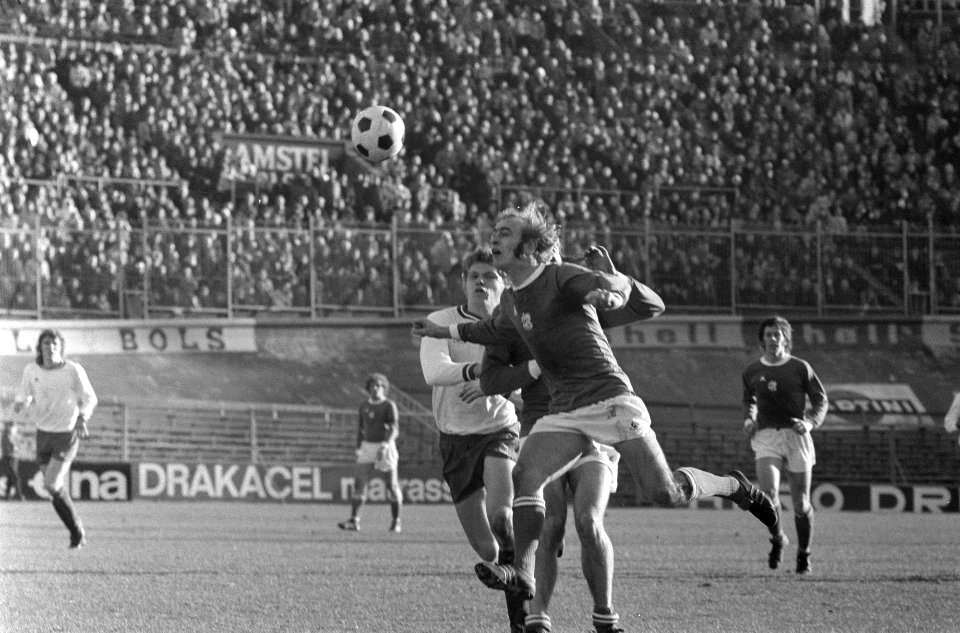 Nico Jansen (links) in duel met Hulshoff, Bestanddeelnr 926-9388