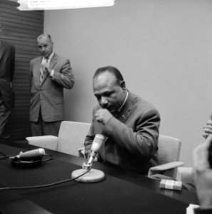 Nicolaas Jouwe uit Amerika (persconferentie op Schiphol), Bestanddeelnr 914-0027