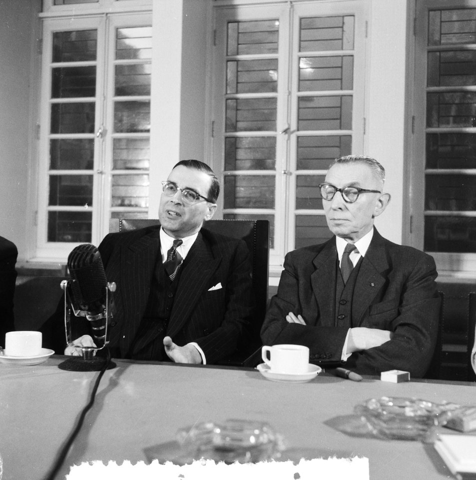 Nieuwe burgemeester Amsterdam Mr. G. Van Hall houdt persconferentie. Met gemeent, Bestanddeelnr 934-6069