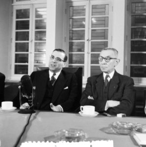 Nieuwe burgemeester Amsterdam Mr. G. Van Hall houdt persconferentie. Met gemeent, Bestanddeelnr 934-6069