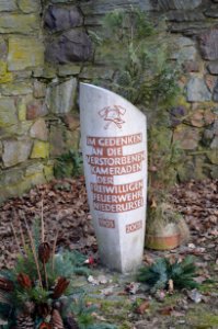 Niederursel, Friedhof, Gedenkstein Feuerwehr