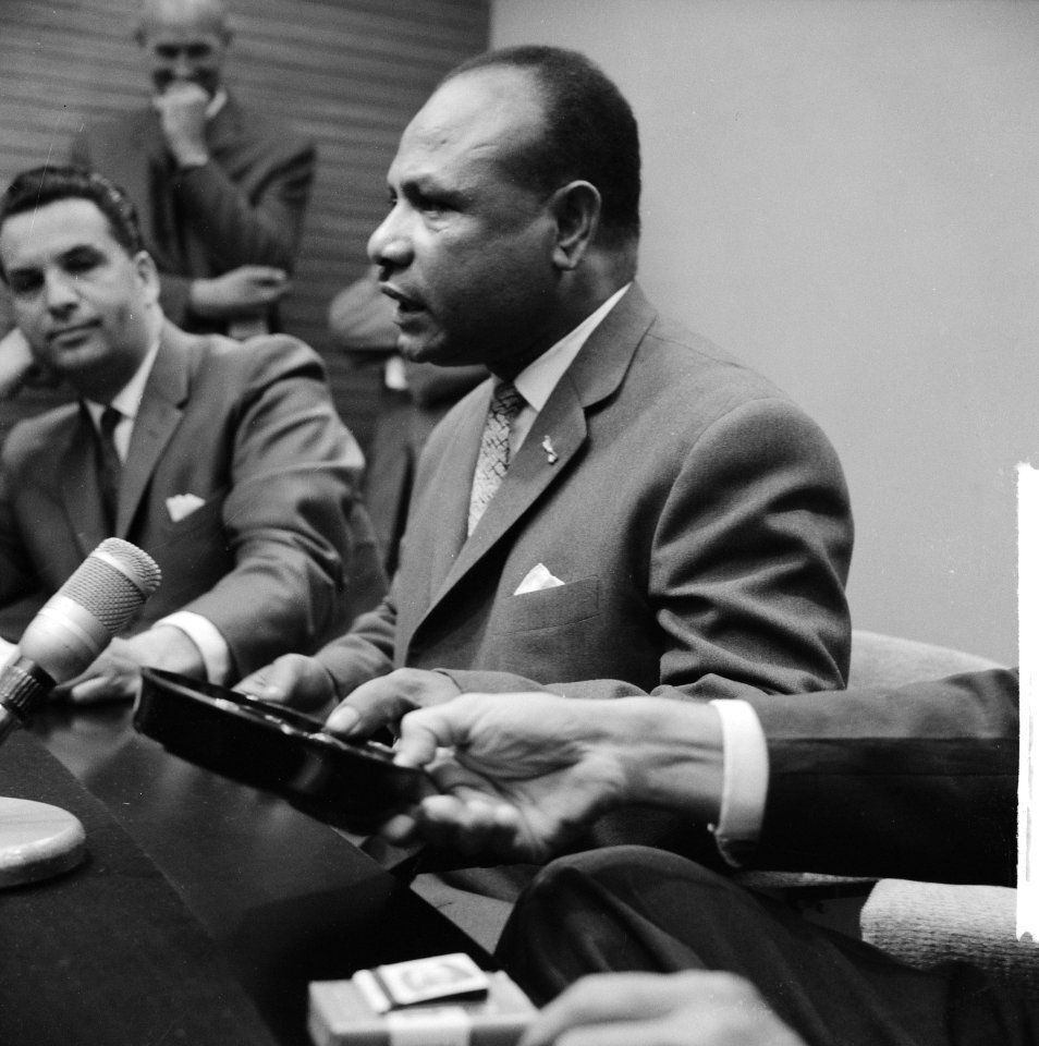 Nicolaas Jouwe uit Amerika (persconferentie op Schiphol), Bestanddeelnr 914-0030
