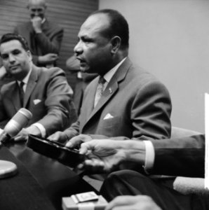 Nicolaas Jouwe uit Amerika (persconferentie op Schiphol), Bestanddeelnr 914-0030