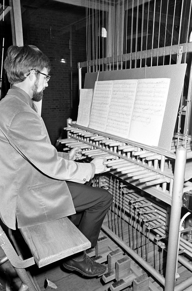 Nieuwe carrillon in Grote Kerk te Dordrecht in gebruik genomen, Arie Abbenes bes, Bestanddeelnr 919-1123