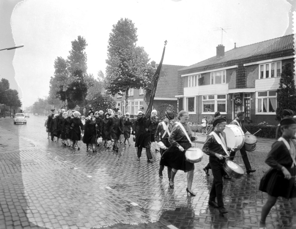 Nieuwe cadetten van het Leger des Heils lopen over de Amsterdamseweg in Amstelve, Bestanddeelnr 916-8006