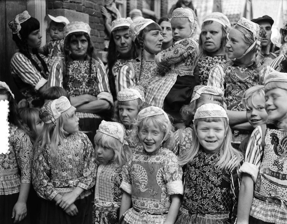 Nieuwe burgemeester B. C. van Hout te Marken. Kinderen, Bestanddeelnr 905-2931