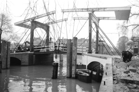 Nieuwe brug over Nieuwe Herengracht bij Amstel (nr. 237 Amsterdam, brug vanaf Ni, Bestanddeelnr 925-2851