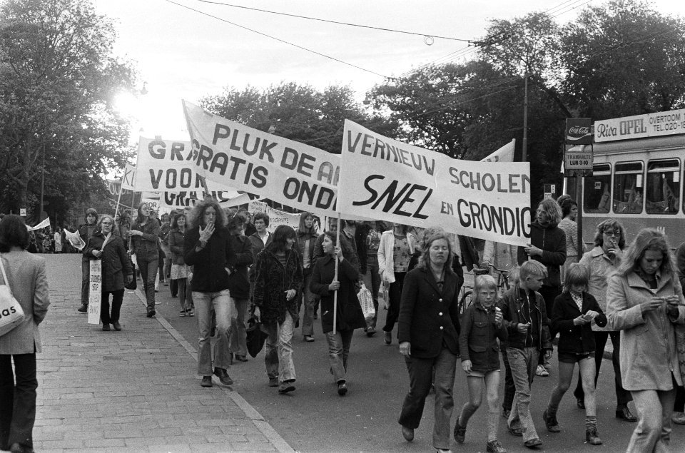 Onderwijsdemonstratie in Amsterdam overzicht demonstratie, Bestanddeelnr 927-2069