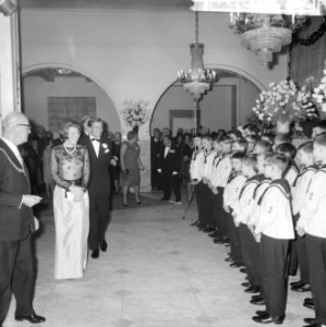 Ondertrouw prinses Beatrix en Claus, prinses Beatrix Claus in Schouwburg, Bestanddeelnr 918-8008