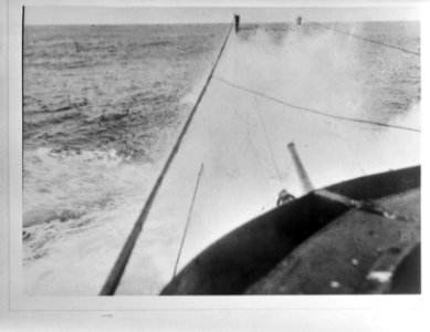 Onderzeeboot Hr. Ms. O21. securing the hatch in the middle of the Indian Oce, Bestanddeelnr 935-0320