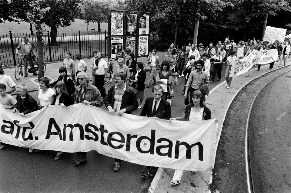 Onderwijsstaking tegen dreigend verlies arbeidsplaatsen in Amsterdam meisje op , Bestanddeelnr 930-8717