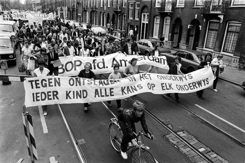 Onderwijsstaking tegen dreigend verlies arbeidsplaatsen i Amsterdam demonstrant, Bestanddeelnr 930-8714