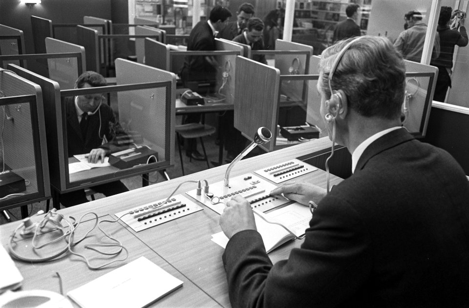 Onderwijstentoonstelling in Utrecht, auditief onderwijs door middel van bandappa, Bestanddeelnr 919-0237