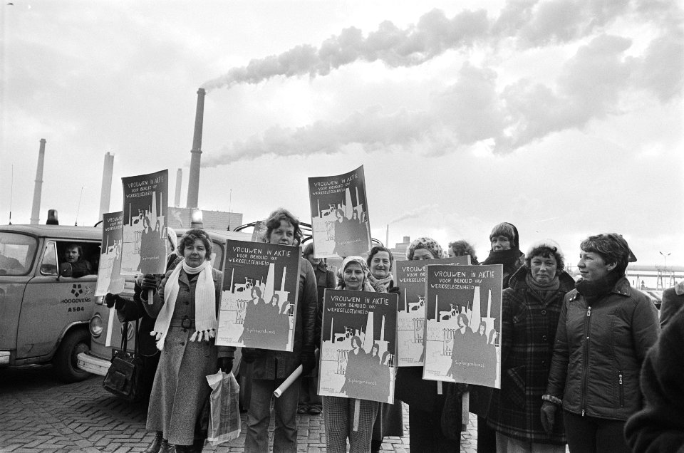 Onderhandelingen CAO Hoogovens vrouwen werknemers demonstreren voor behoud werk, Bestanddeelnr 929-5670