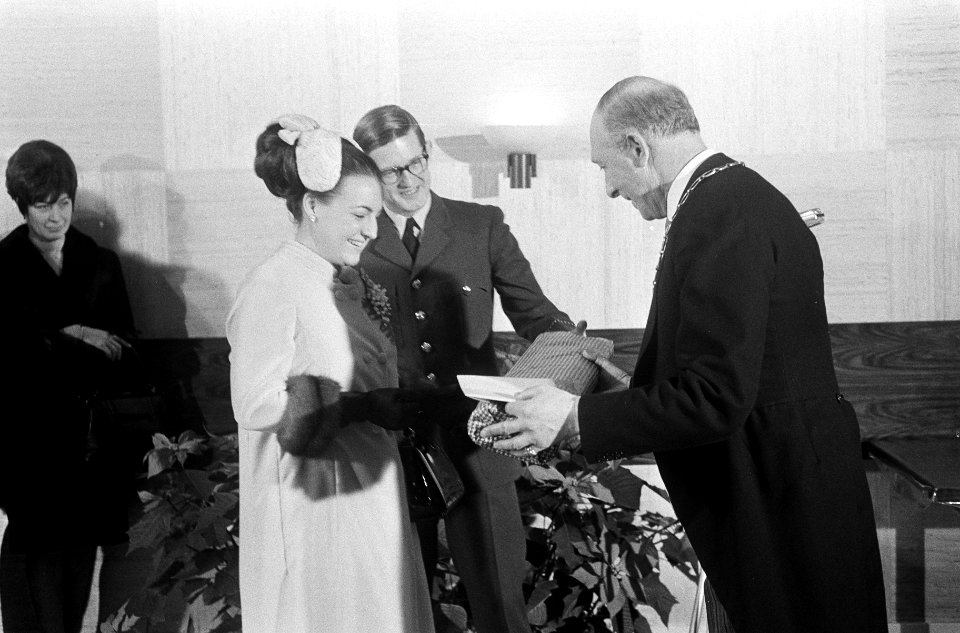 Ondertrouw prinses Margriet en Pieter van Vollenhoven het paar in het stadhuis, Bestanddeelnr 919-8677
