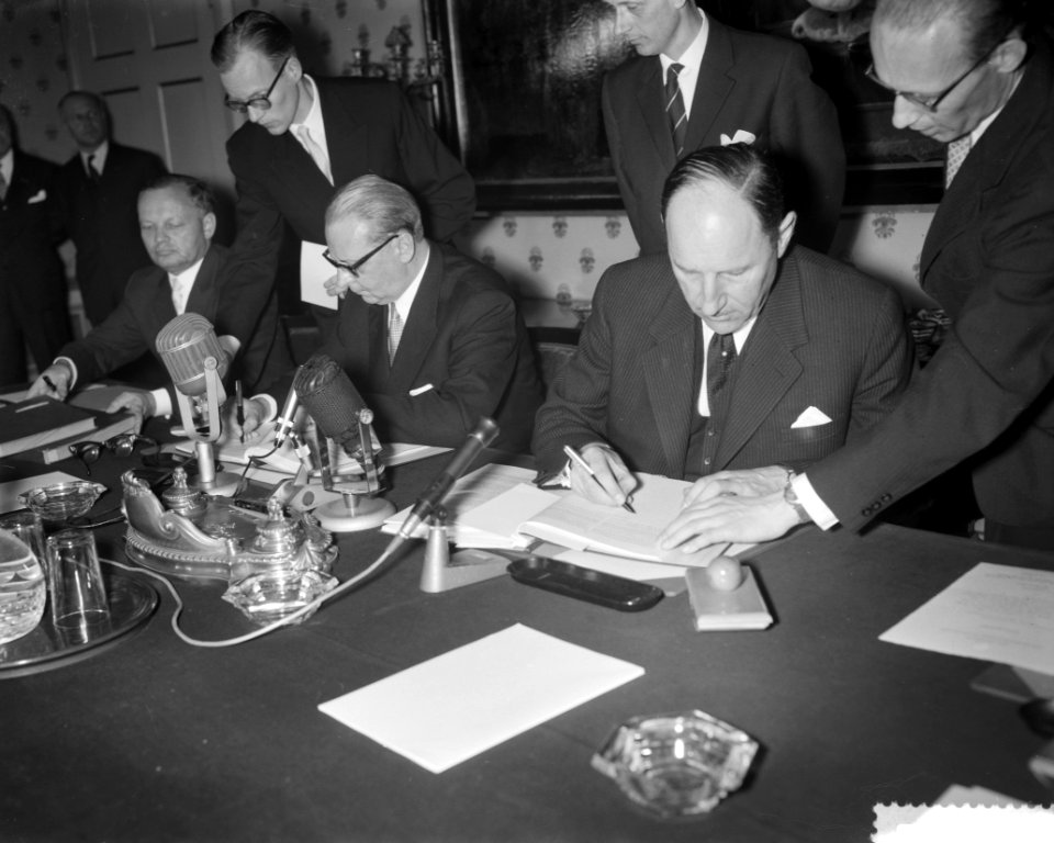 Ondertekening van het Nederlands Duitsverdrag door Minister Luns en Minister Von, Bestanddeelnr 911-1575