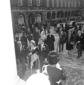 Ondertrouw prinses Beatrix en Claus, aankomst prinses Beatrix en Claus, Bestanddeelnr 918-7924