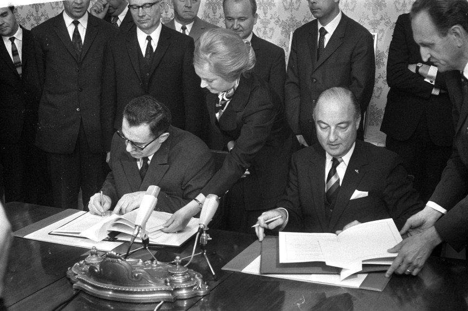 Ondertekening verdrag Rusland en Nederland, Gromyko (link en Schmelzer tekenen v, Bestanddeelnr 925-7228