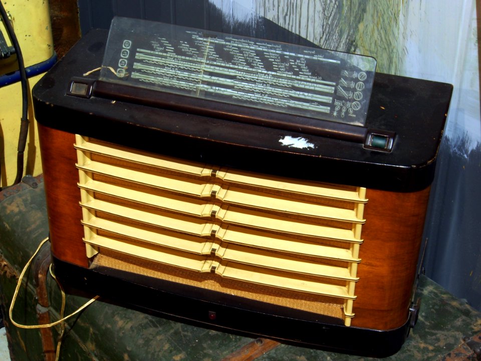 Old Philips radio at the Den Hartog Ford museum pic2