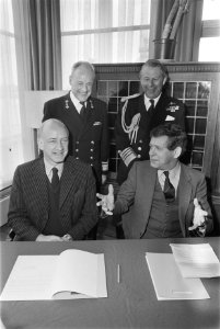 Ondertekening letter of Intent met Engeland door staatssecretaris Van Houwelinge, Bestanddeelnr 932-9353
