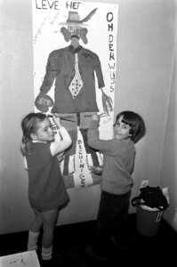 Onderwijsdag van katholieke scholen in RAI Amsterdam, paint in, kinderen verven, Bestanddeelnr 925-1490