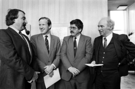 Ondertekening raamovereenkomst bestuurders in Zuid Holland v.l.n.r. Van der Louw, Bestanddeelnr 933-3179