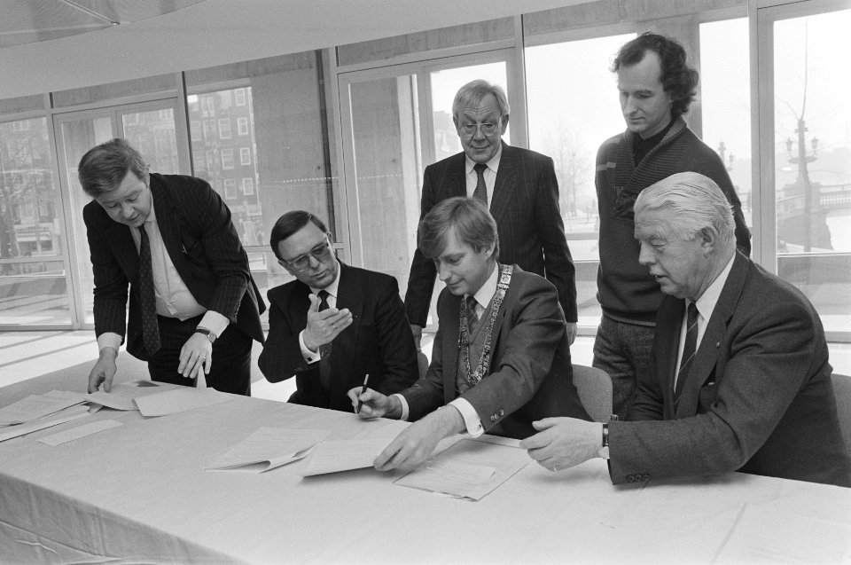 Ondertekening NAP-project van Louis van Gasteren dat NAP zichtbaar gaat maken o, Bestanddeelnr 933-9049