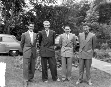 Ondertekening van contracten van Tour de France-ploeg ten huize van Cees Pellena, Bestanddeelnr 906-5584