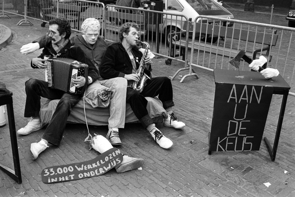 Onderwijskrachten met muziekinstrumenten, Bestanddeelnr 932-5256
