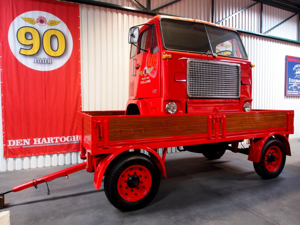 Old trailer with Volvo 5951 Cabin pict2