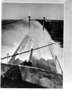 Onderzeeboot Hr. Ms. O21. securing the hatch in the middle of the Indian Oce, Bestanddeelnr 935-0322