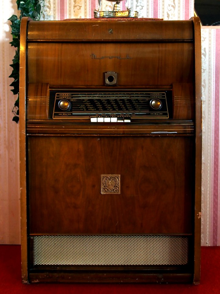 Old NOVAK radio receiver, pic1