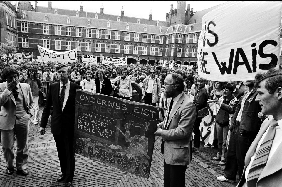 Onderwijzers protesteren op Binnenhof Kamervoorzitter Dolman (links) en Kamerli, Bestanddeelnr 930-8869