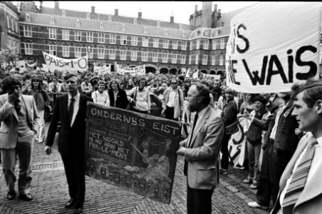 Onderwijzers protesteren op Binnenhof Kamervoorzitter Dolman (links) en Kamerli, Bestanddeelnr 930-8869