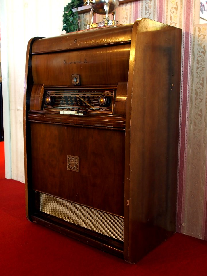 Old NOVAK radio receiver, pic2