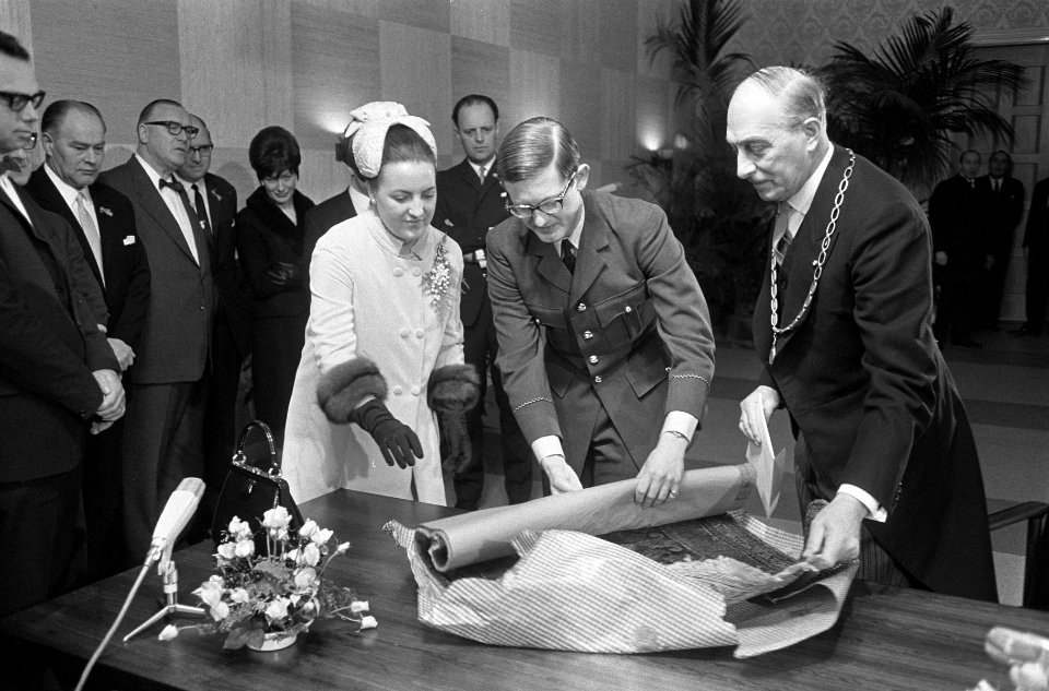 Ondertrouw prinses Margriet en Pieter van Vollenhoven op stadhuis te Baarn, Bestanddeelnr 919-8730